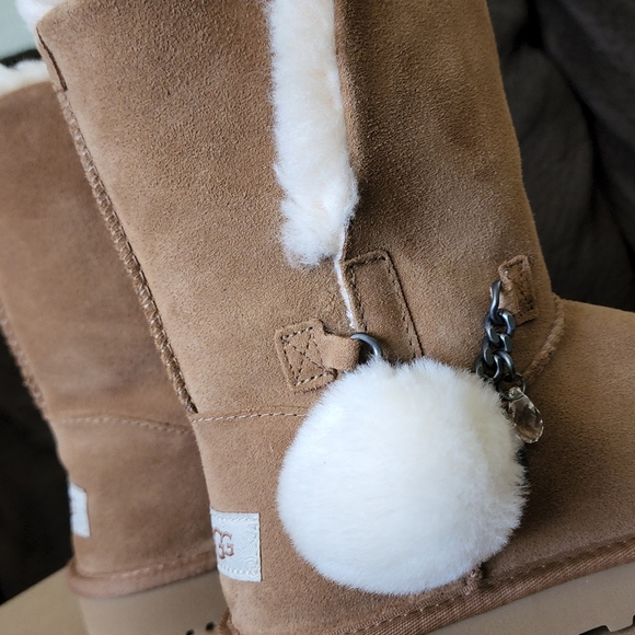 UGG - Picture 9 of 9